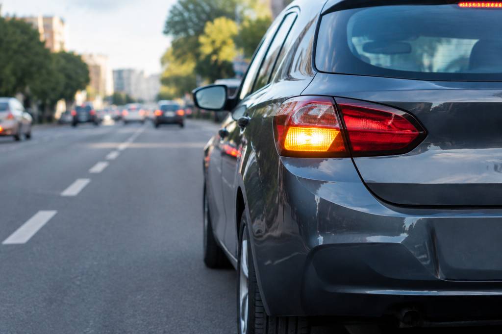 Clignotant voiture : quand l’utiliser et quelles erreurs éviter à l’examen